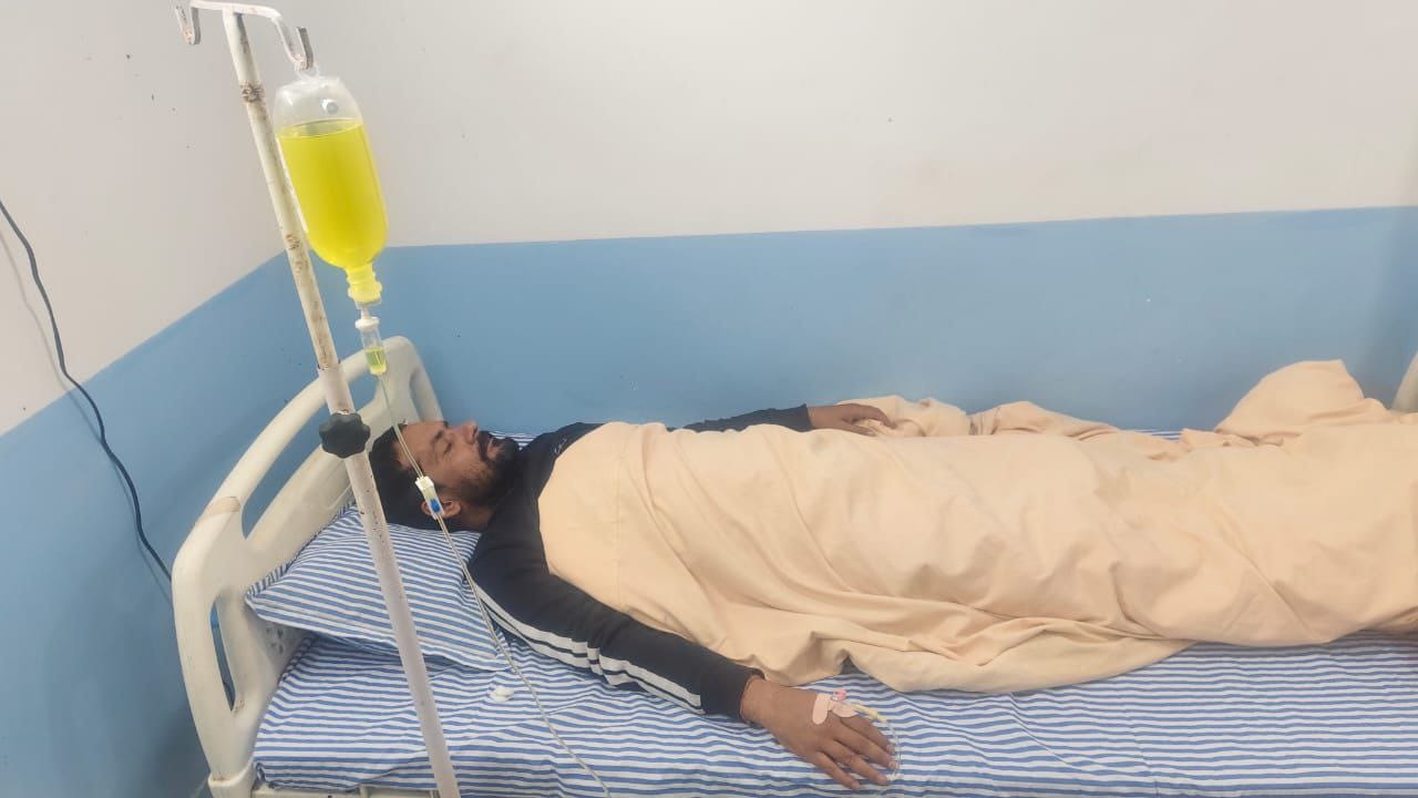 प्रतियोगी छात्र आशुतोष पांडेय की अचानक तबीयत बिगड़ गई। उन्हें एडमिट कराया गया है।