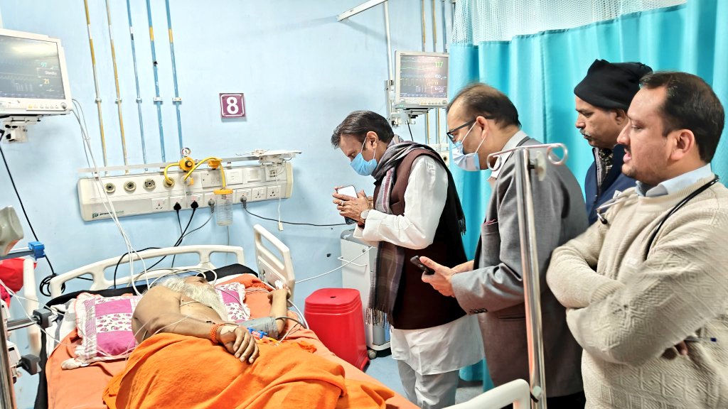 मध्य प्रदेश के डिप्टी सीएम राजेंद्र शुक्ला ने रीवा के अस्पताल में भर्ती रहे डॉ. वेदांती से मुलाकात की थी।