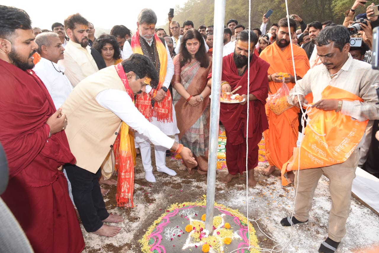 गृहमंत्री विजय शर्मा ने ध्वजपूजन कर कार्यक्रम का शुभारंभ किया।