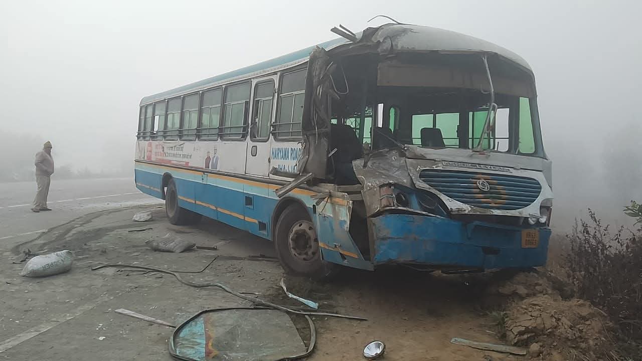 नूंह में सोमवार की सुबह रोडवेज बस दूसरे वाहन से टकरा गई।