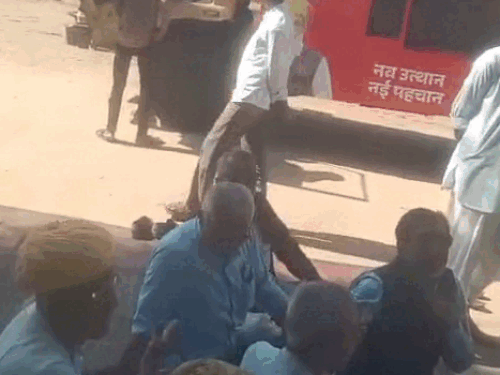 ग्रामीणों ने विकास रथ को रोका, उसकी एलईडी बंद कर दी और गांव से लौटा दिया।