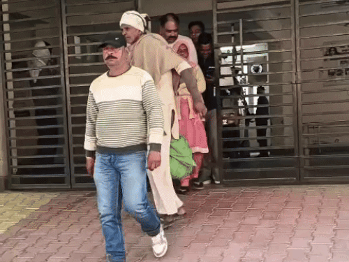 सोमवार को उमा के सिर का पोस्टमॉर्टम करवा कर हाथ में हरी पॉलीथिन में डालकर ले जाते हुए पिता व अन्य परिजन।