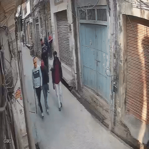 हथियार लेकर दुकान में लूट करने जाते नकाबपोश बदमाश।