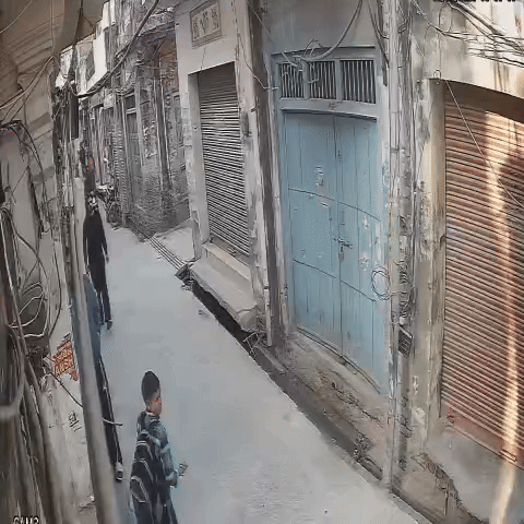 दुकान में लूट करने के बाद भागते नकाबपोश बदमाश।