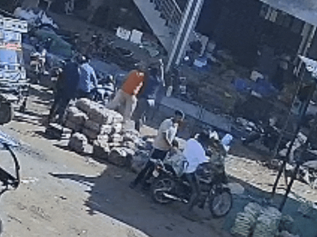 आरोपियों ने व्यापारी को दौड़ा दौड़ाकर पीटा था।