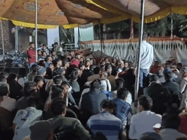 घटना के विरोध में मंडी के व्यापारी धरने पर बैठ गए।