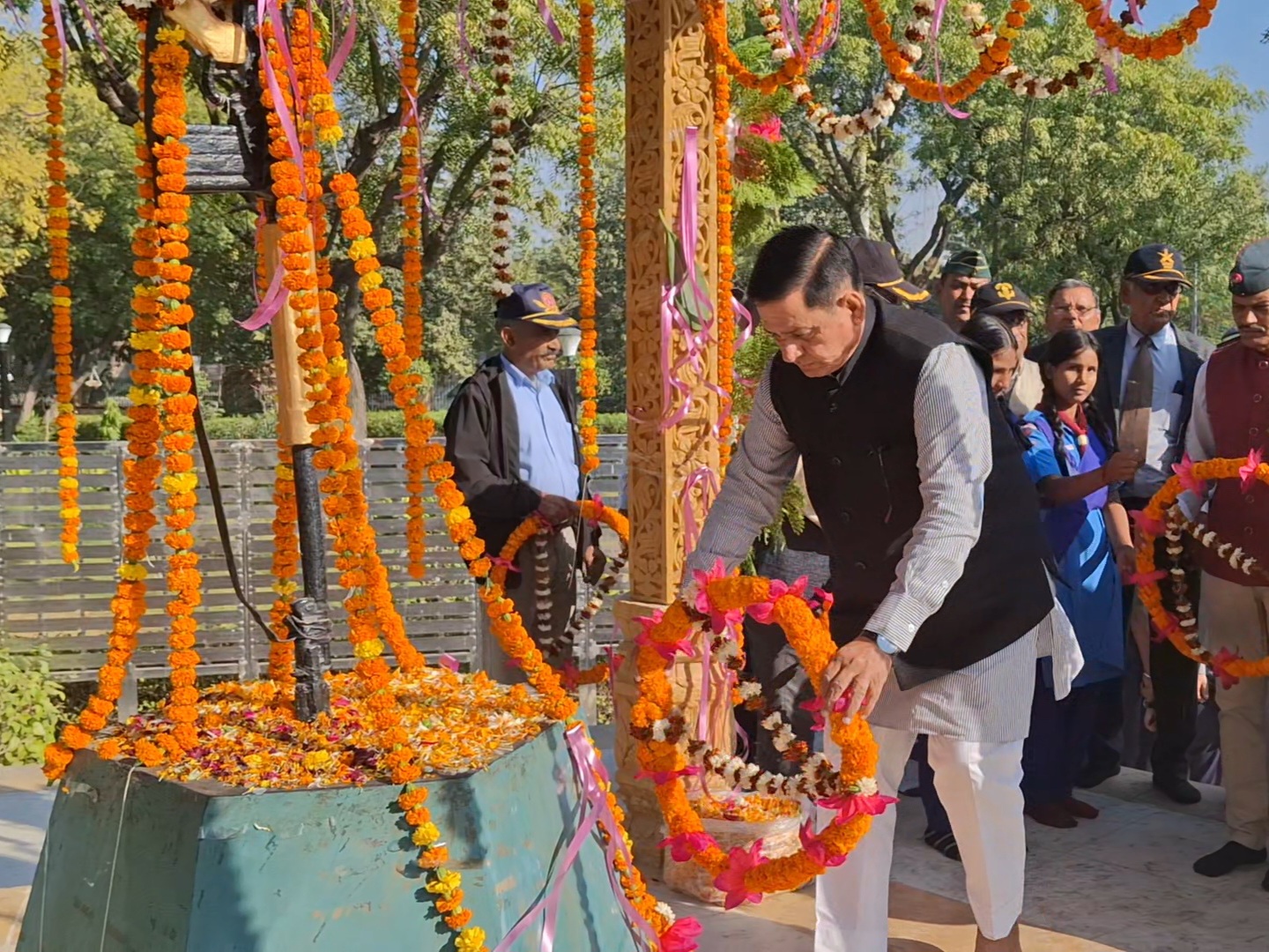 शहीद स्मारक पर श्रद्धांजलि देते विधायक राजेंद्र भांभू।