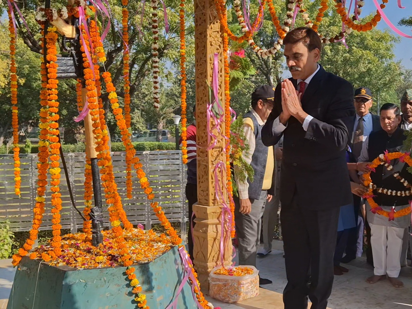 शहीद स्मारक पर श्रद्धांजलि देते जिला कलेक्टर डॉ. अरुण गर्ग।
