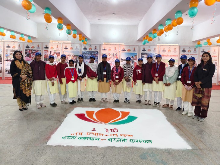 चौधरी बल्लूराम गोदारा राजकीय कन्या महाविद्यालय की छात्राओं ने प्रदर्शनी का अवलोकन किया।