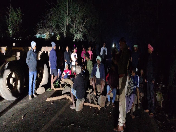 पुलिस की समझाइश के बाद हटे ग्रामीण।