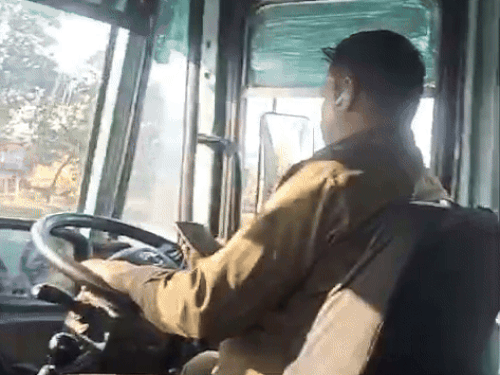 हरियाणा रोडवेज का बस ड्राइवर ड्राइविंग के दौरान मोबाइल देखता हुआ। फाइल फोटो।