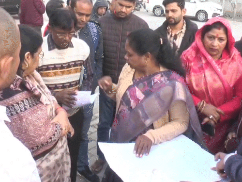 निरीक्षण के दौरान महापौर मालती राय ने बिल्डिंग का नक्शा भी देखा।