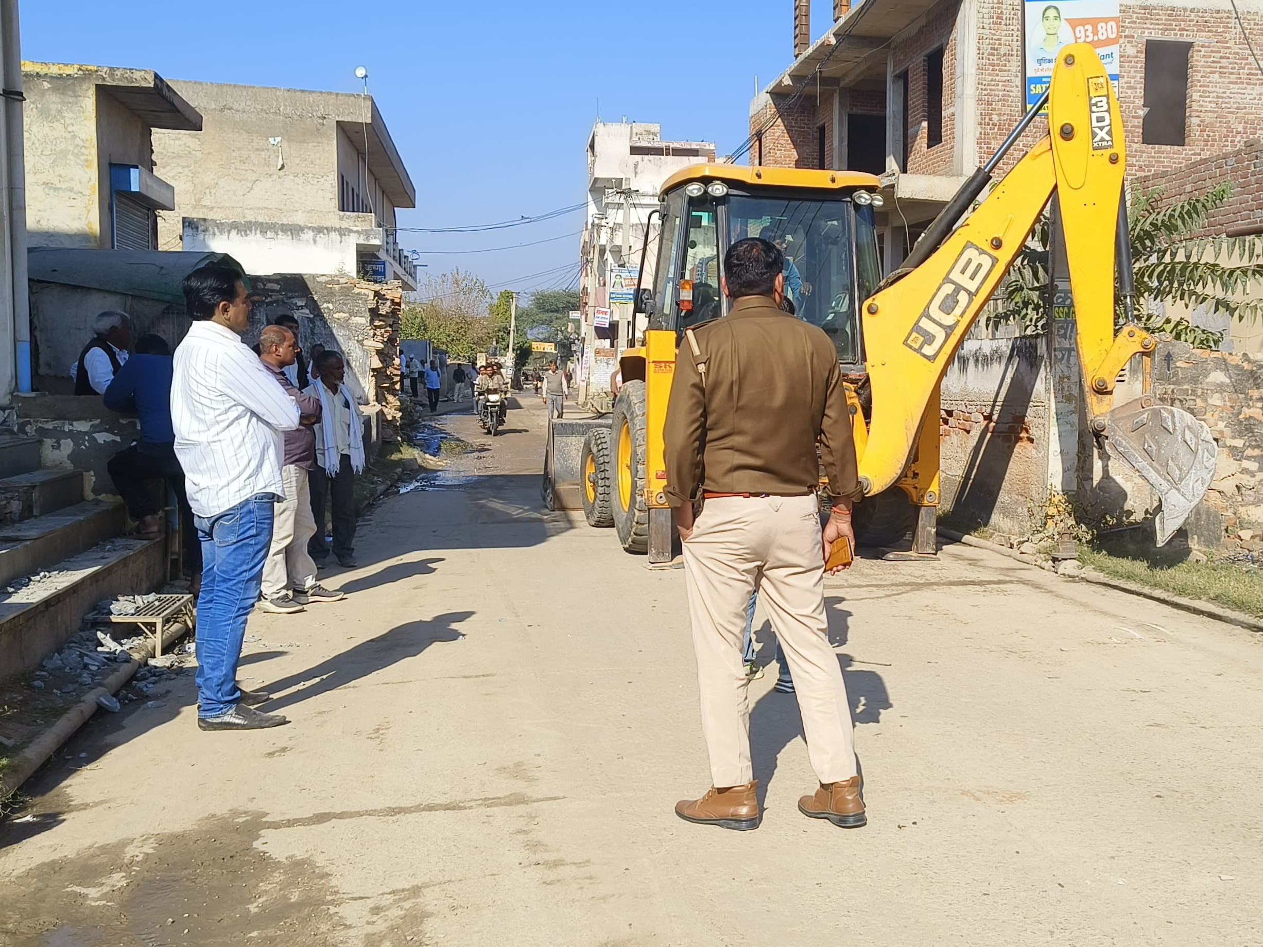 अतिक्रमियों को लगभग एक माह पहले नोटिस जारी किए गए थे।