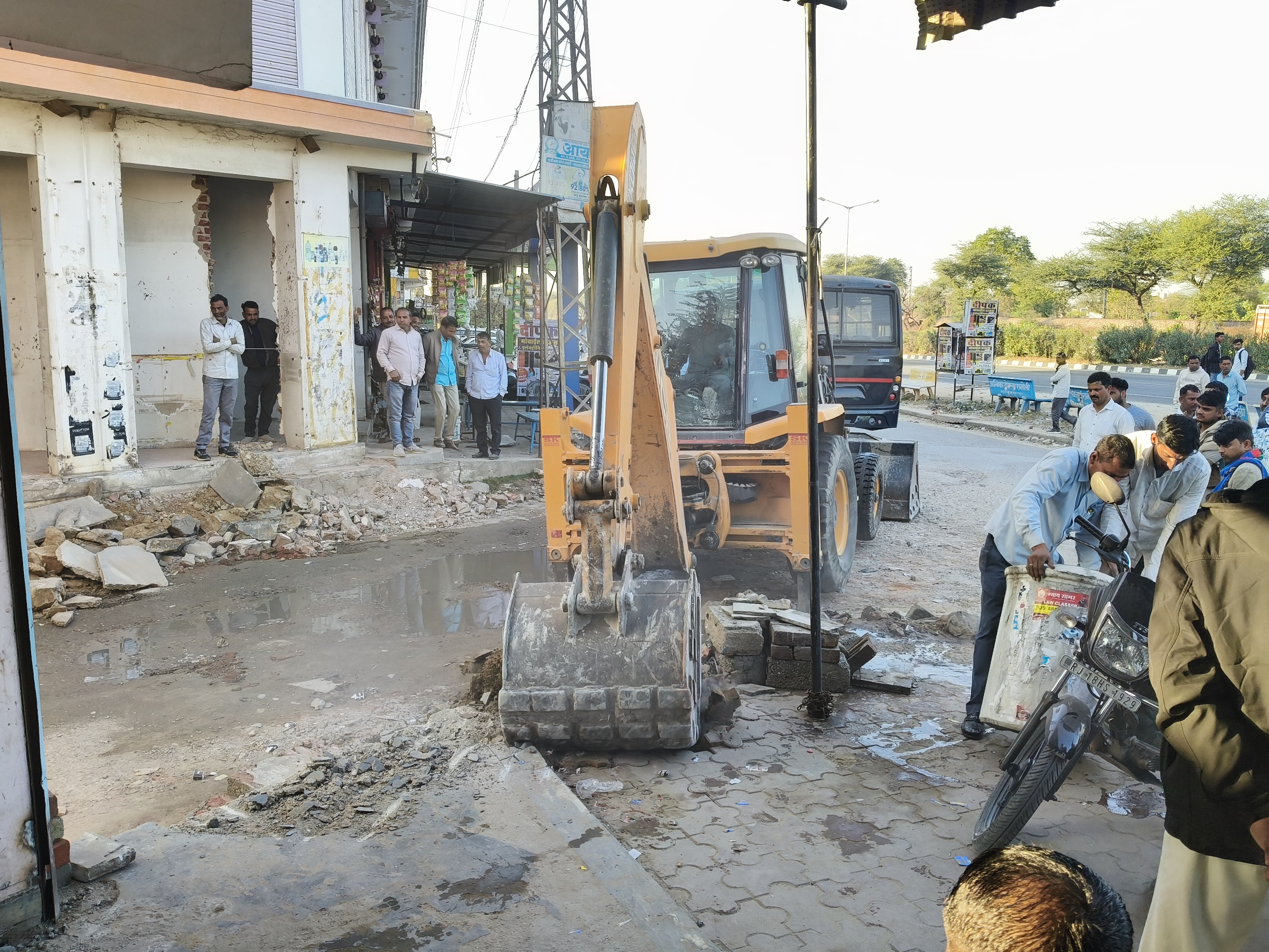 अतिक्रमण हटने के बाद सड़क चौड़ीकरण का कार्य पूर्ण कर लिया जाएगा।