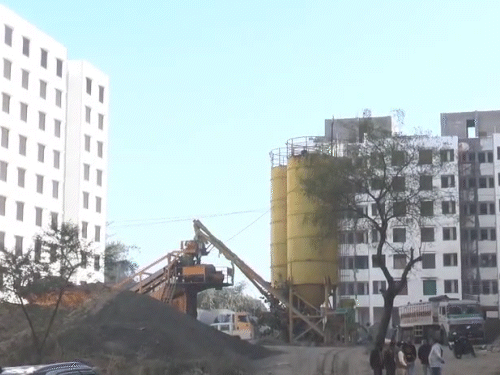 12 नंबर इलाके में बन रही है निगम की मल्टी।