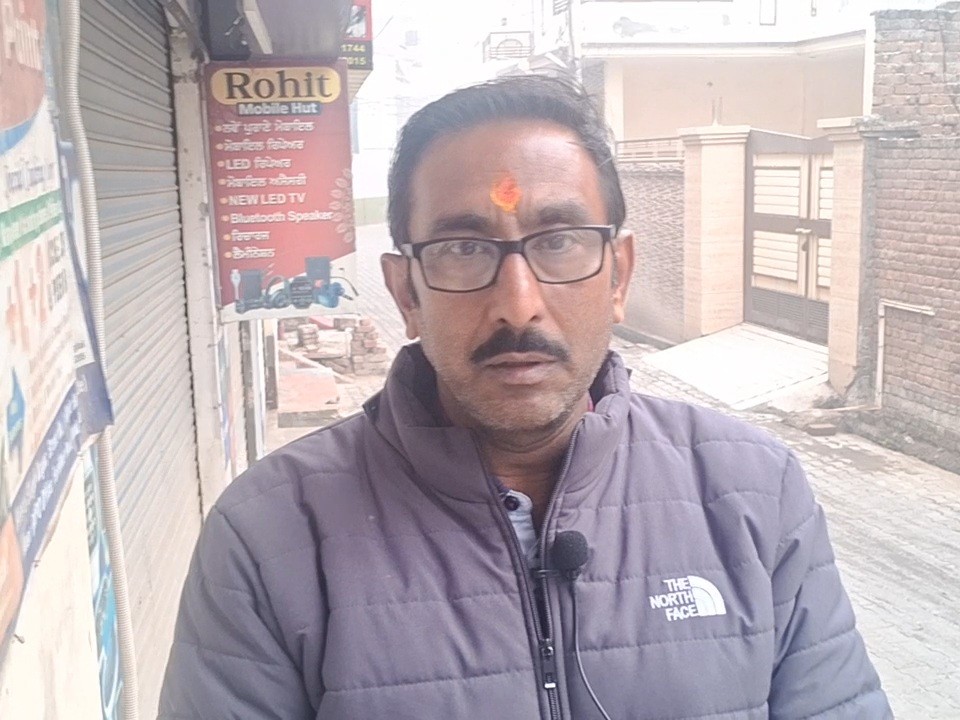दुकानदार नरेश गोयल का कहना है कि बाजार में चहल पहल कम हो गई है।