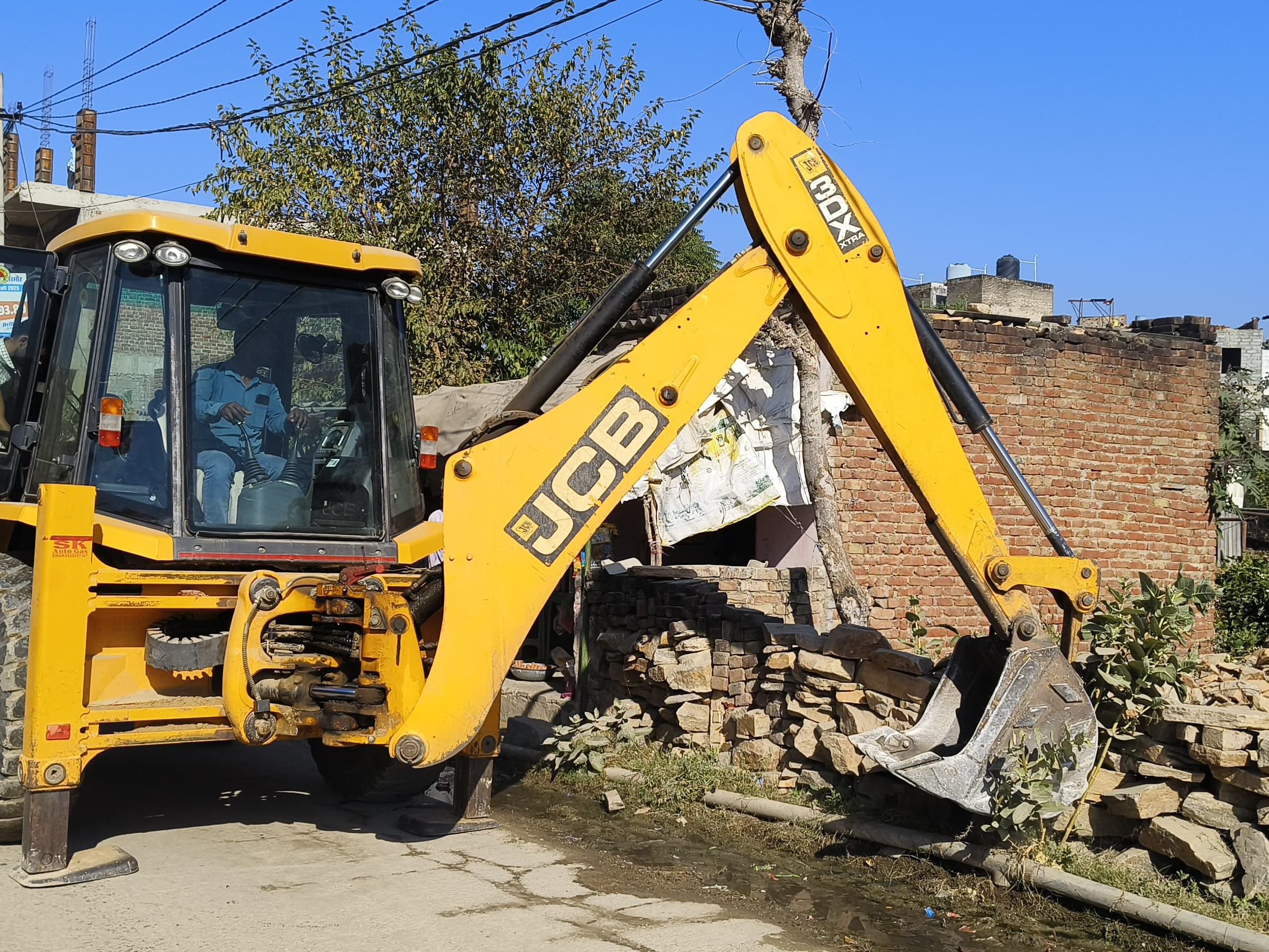 जेसीबी व अन्य संसाधनों की मदद से सड़क सीमा में किए गए अवैध निर्माण हटाए गए।