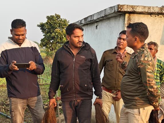 Female leopard attacked with sticks, 7 arrested | मादा तेंदुए को लाठी-डंडों से वार कर डाला, 7 गिरफ्तार: करंट तार में फंसने के बाद पीट-पीटकर मौत के घाट उतारा, पंजे-दांत काट ले गए - Khairagarh News 1 3203fc2f b85a 4e5b b375 62fb263075c8 1765890722613