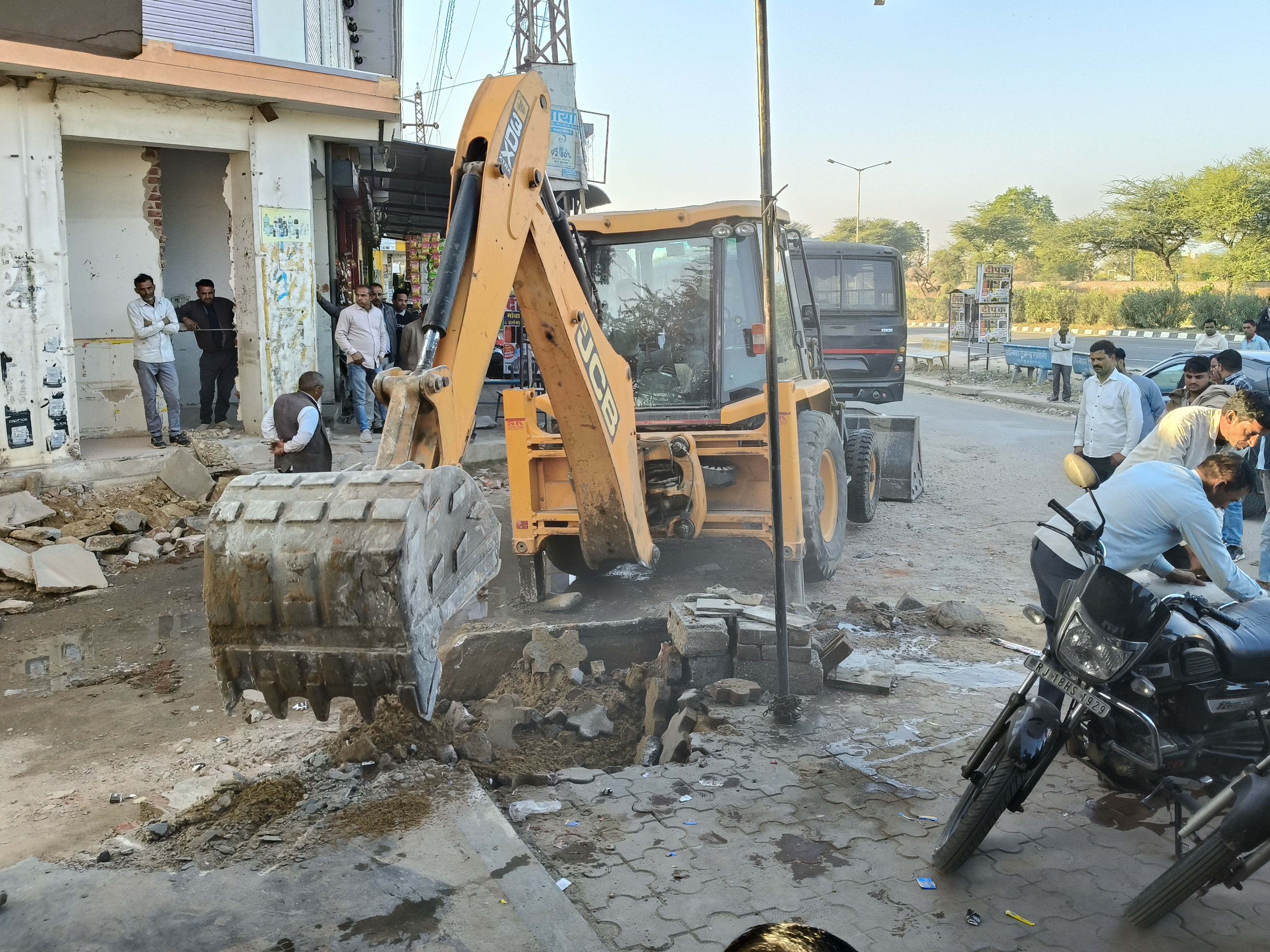 रानोली से कोछोर को जोड़ने वाले मुख्य रास्ते पर अतिक्रमण हटाया गया।