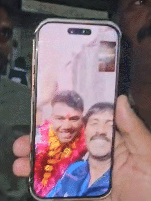 तस्वीर, कार्तिक और उनके पिता की है। जैसे ही उसके सिलेक्शन की खबर मिली। दोनों ने सबसे पहला कॉल सचिव शत्रुघ्न तिवारी को किया।