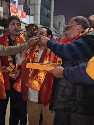 तस्वीर, DCA के अधिकारियों की है। गिरिराज महाराज की जय बोलते हुए आपस में बधाई दी और मिठाई खिलाकर शुभकामनाएं दीं।