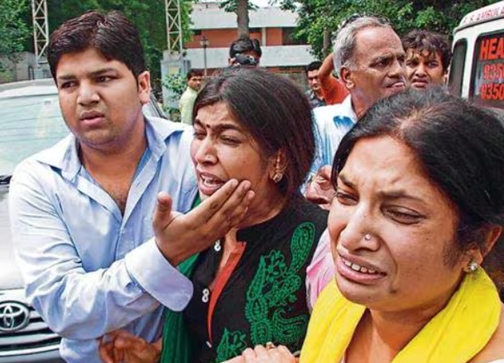यह तस्वीर 18 जुलाई 2013 की है। गुरुग्राम में पोस्टमॉर्टम रूम के बाहर विलाप करते गीतांजलि के परिजन। - फाइल फोटो