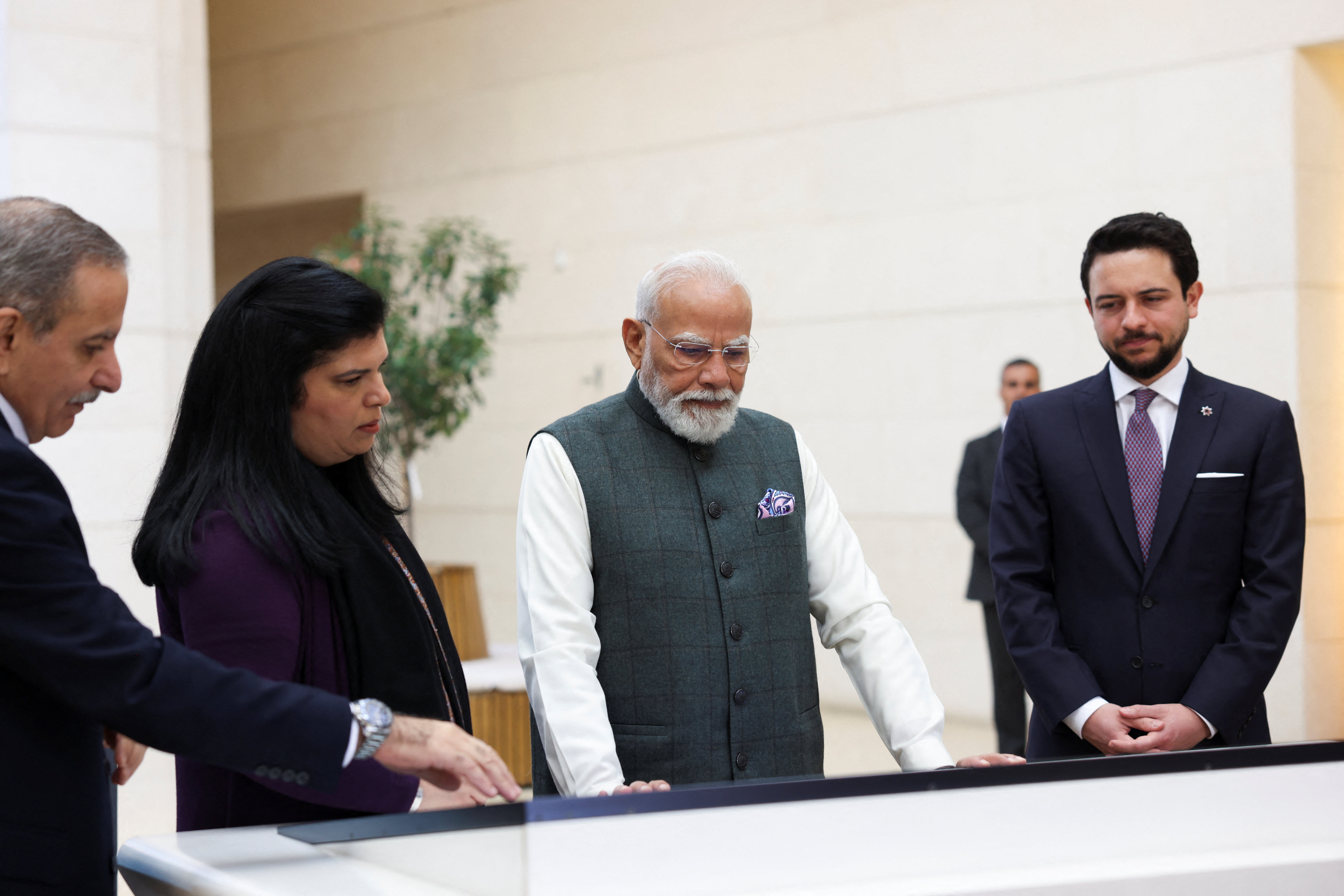 मोदी ने क्राउन प्रिंस के साथ जॉर्डन म्यूजियम का दौरा किया।