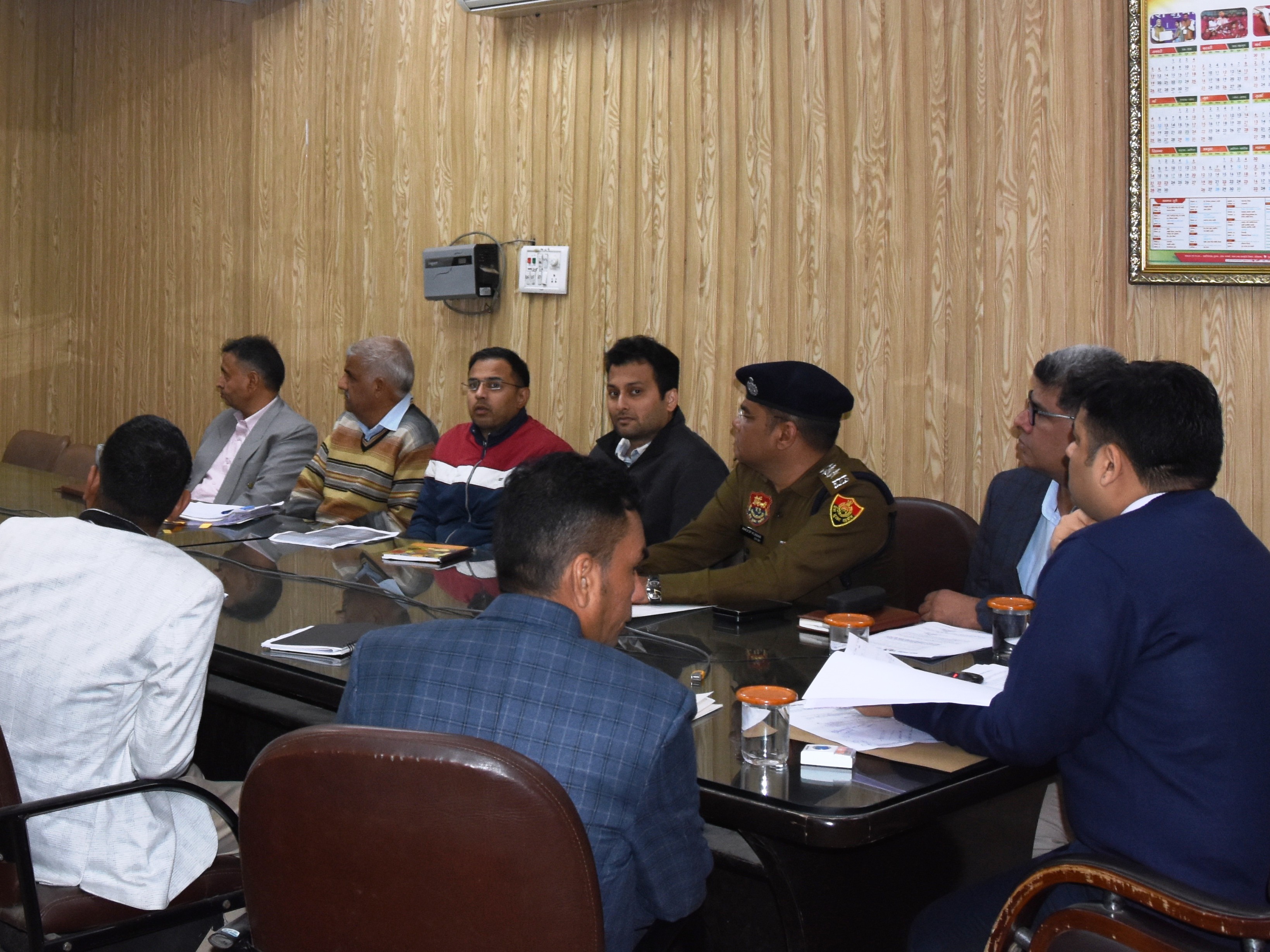 मीटिंग में मौजूद अन्य विभाग के अधिकारी।