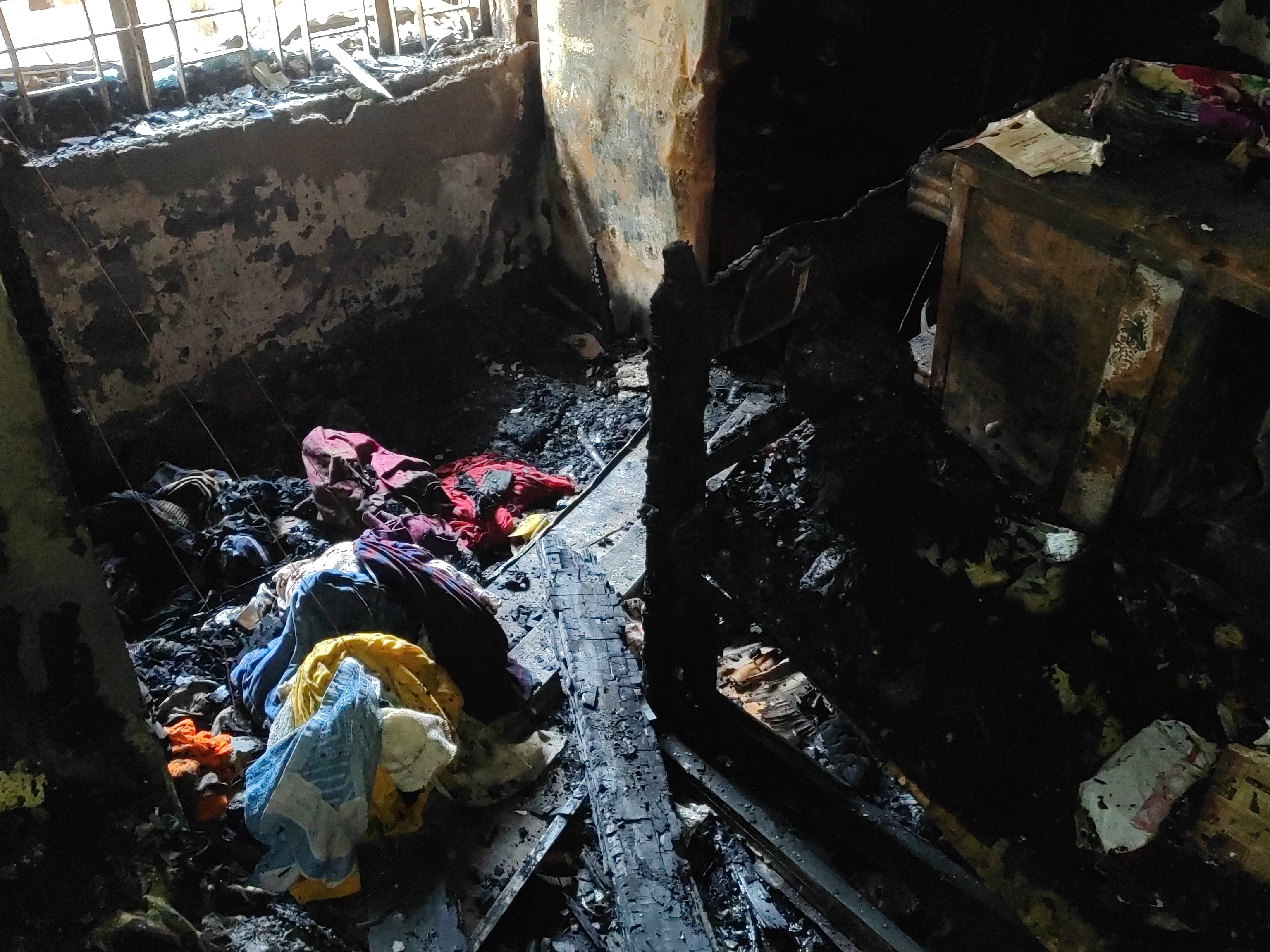 प्रारंभिक जांच में आग लगने का कारण शॉर्ट सर्किट बताया जा रहा है।