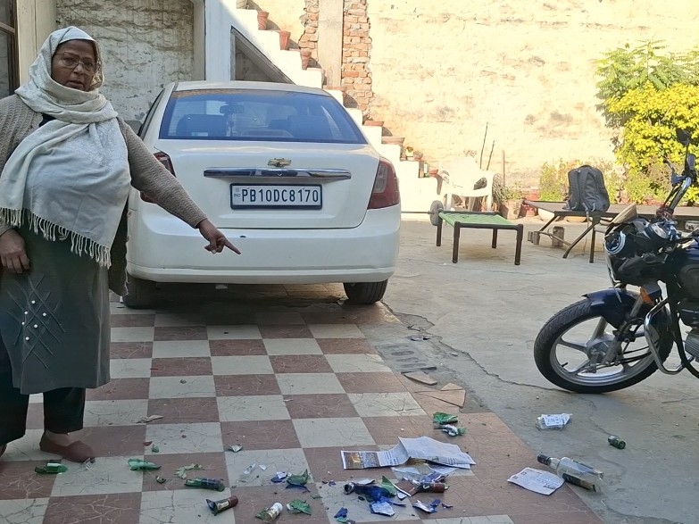 घर के बाद पड़ी बोतलें।