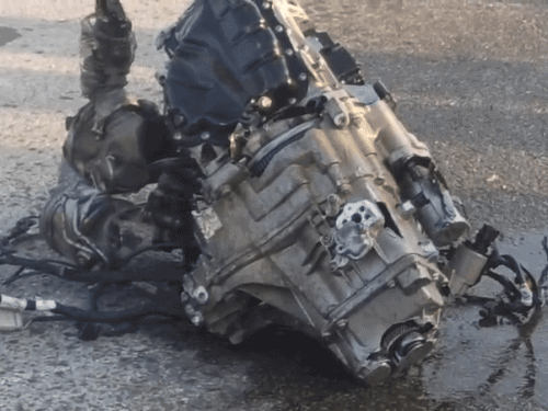 टक्कर इतनी जबरदस्त थी कि कार का इंजन निकलकर हाईवे पर दूसरी तरफ गिरा।