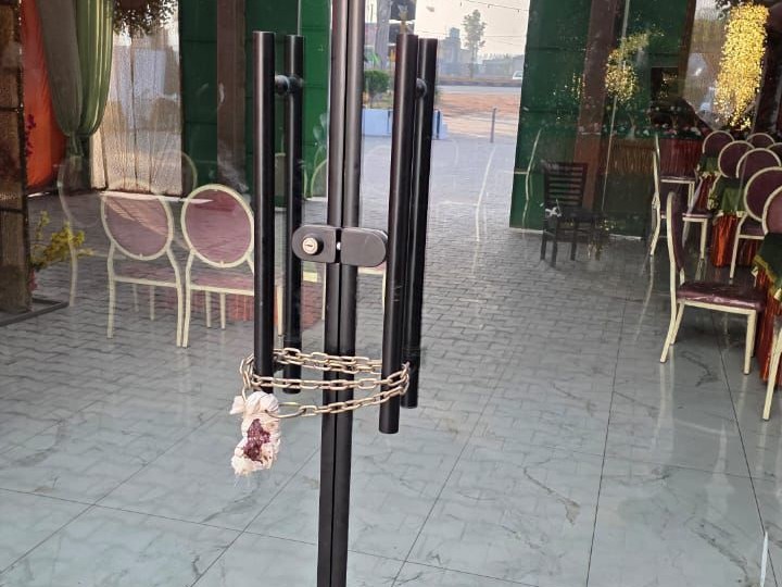 ढाबे के गेट पर लगाई गई सील।