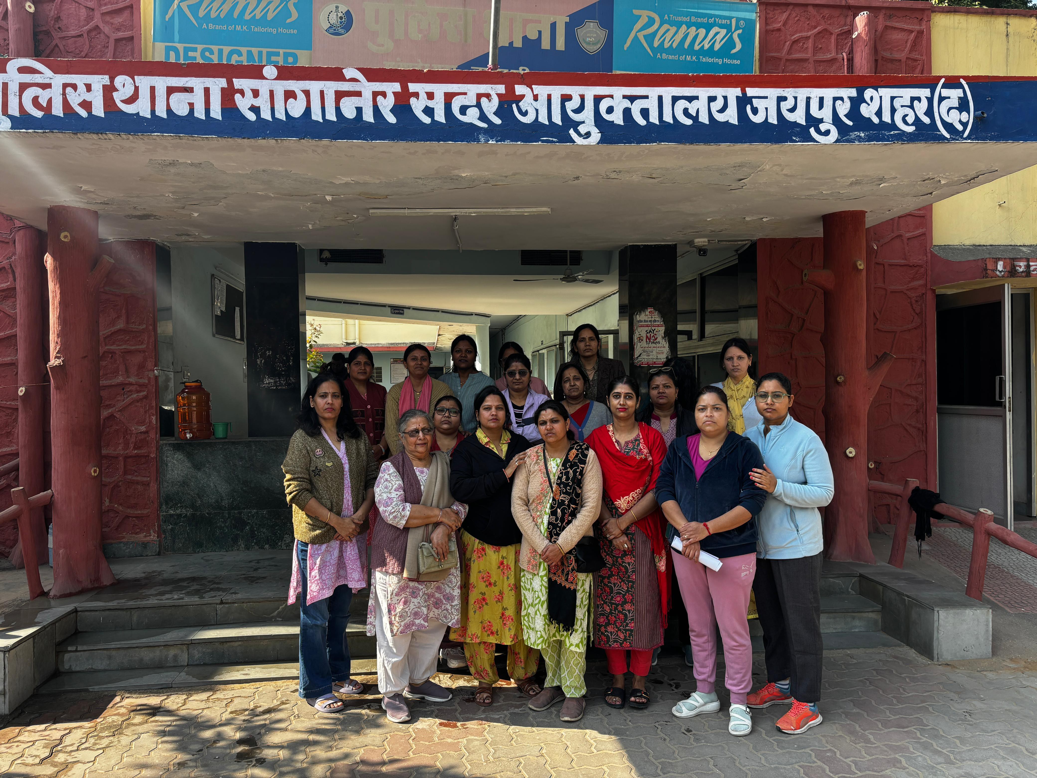 वाटिका स्थित आशियाना गुलमोहर गार्डन में 20 दिन पहले हुई चोरी की घटना पर पुलिस कार्रवाई नहीं होने से नाराज महिलाएं सोमवार को सांगानेर सदर पुलिस थाना पहुंचीं।