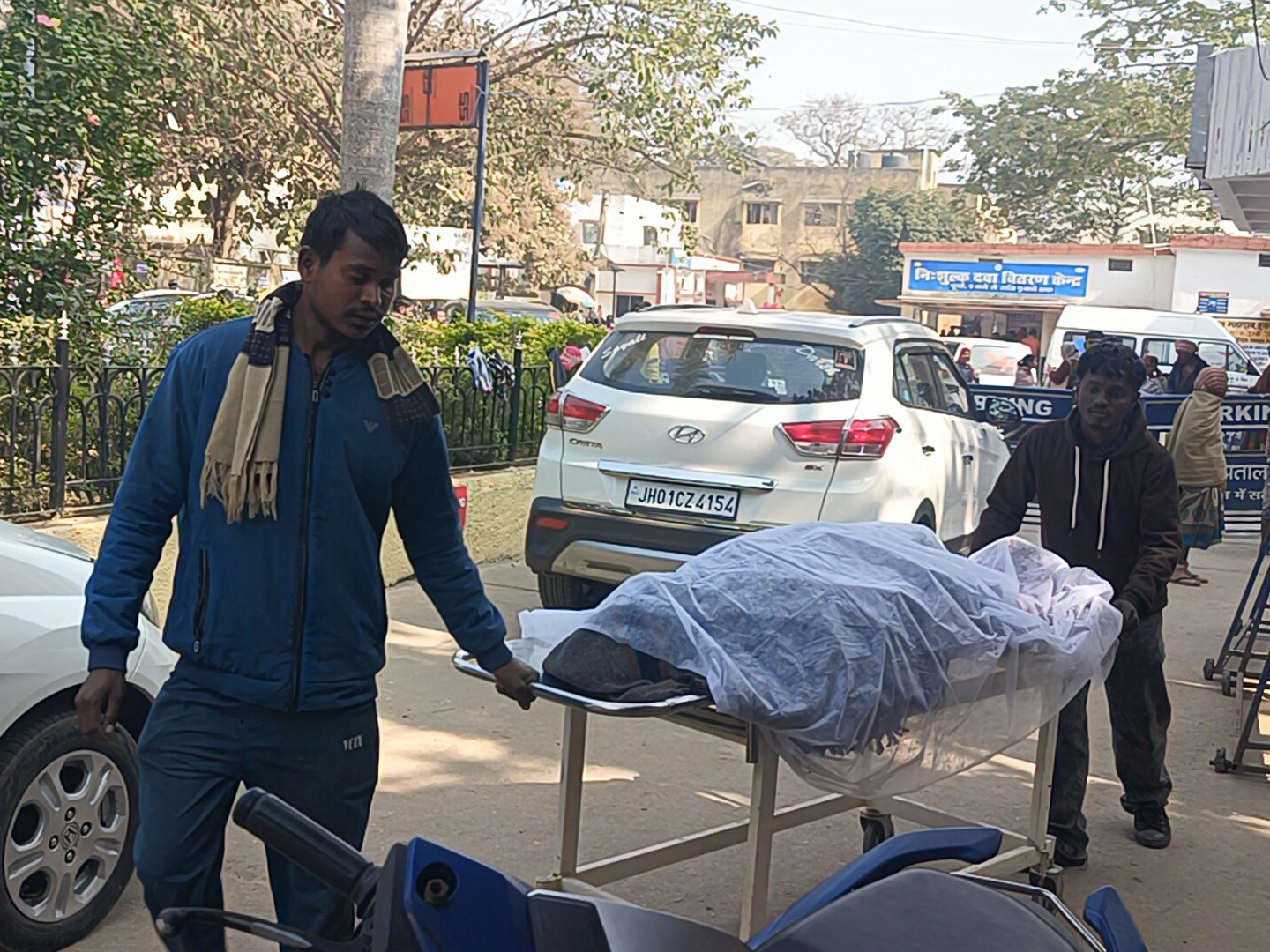 गुमला में बाइक की टक्कर से वृद्ध की मौत:  नशे की हालत में सड़क पार कर रहे थे बुजुर्ग, बाइक सवार गंभीर; रिम्स रेफर – Gumla News