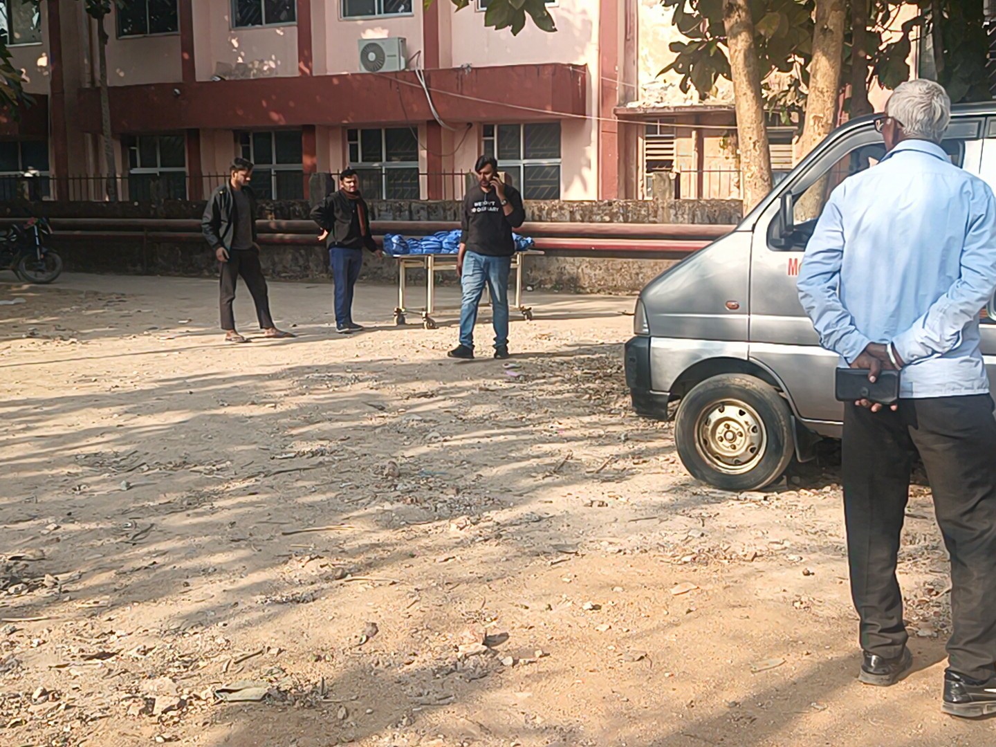 मृतक के परिजनों को घटना की सूचना दे दी गई है।