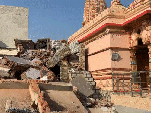 अब अहमदाबाद की कमल झील पर चला बुलडोजर:  150 घरों-दुकानों को गिराने की हो रही कार्रवाई, एक महिला बेहोश, बच्चों की आंखों में आंसू – Gujarat News