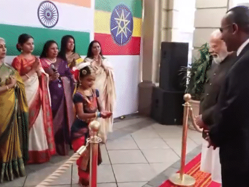 होटल में पीएम के स्वागत के दौरान भारतीय मूल की एक बच्ची ने सांस्कृतिक नृत्य किया।