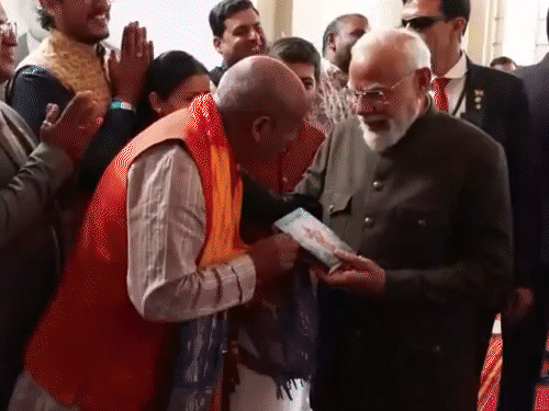 होटल पहुंचने पर प्रवासी भारतीयों ने पीएम मोदी का स्वागत किया।