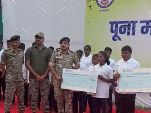 सरेंडर नक्सलियों को पुलिस प्रशासन की ओर से प्रोत्साहन राशि दी गई।