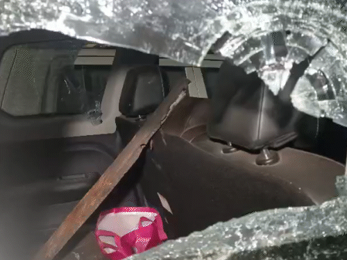 भीड़ ने यूथ कांग्रेस नेता की गाड़ी में तोड़फोड़ की।