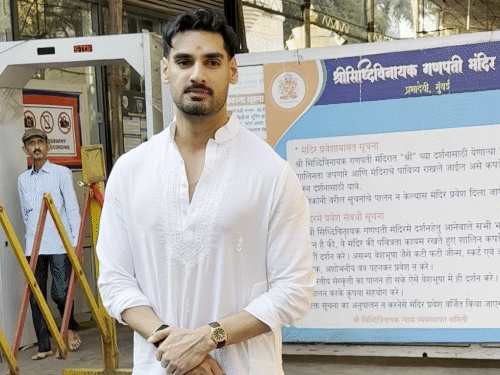 दर्शन के बाद सिद्धिविनायक मंदिर के बाहर फोटो क्लिक करवाते अहान शेट्टी।