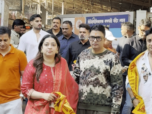 दर्शन के बाद मंदिर के बाहर फोटो क्लिक करवाते भूषण कुमार और निधि दत्ता।