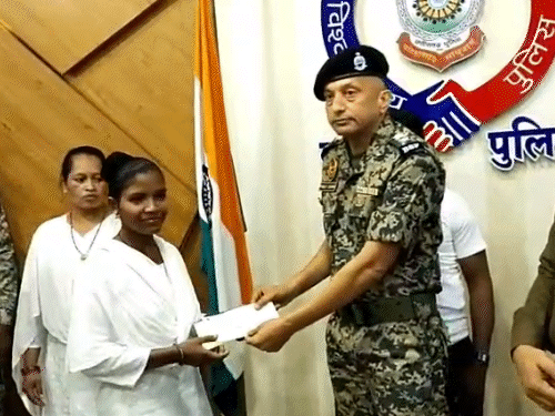 छत्तीसगढ़-महाराष्ट्र सीमा पर सक्रिय 15 नक्सलियों ने हथियार छोड़कर समाज की मुख्यधारा में लौटने का फैसला किया है।