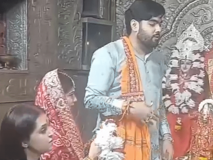 अंजनेश शुक्ला और उनकी पत्नी सिमरन 12 दिसंबर को दर्शन करने खजराना गणेश मंदिर पहुंचे थे।