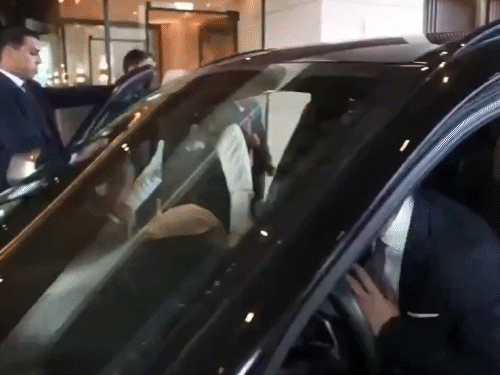 जॉर्डन के क्राउन प्रिंस अल हुसैन ने एक विशेष सम्मान के तौर पर प्रधानमंत्री मोदी को खुद गाड़ी चलाकर जॉर्डन म्यूजियम तक ले गए। - Dainik Bhaskar