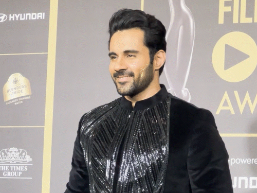 रेड कार्पेट पर नजर आए अभिषेक बजाज।