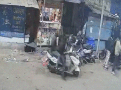 बैजनाथपारा इलाके में तेज रफ्तार में गुजरती हुई स्कॉर्पियो। युवक कुचलने से बचा।