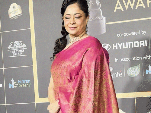फिल्मफेयर ओटीटी अवॉर्ड्स 2025 में साड़ी में पहुंचीं शीबा चड्ढा।