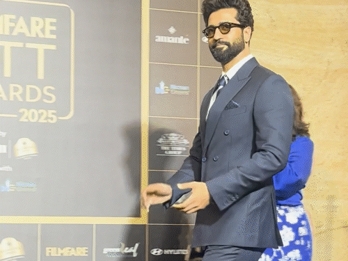 फिल्मफेयर ओटीटी अवॉर्ड्स 2025 में सूट-बूट में नजर आए विक्की कौशल।