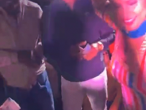 स्टेज पर डांस करती मेवाती डांसर असमीना।